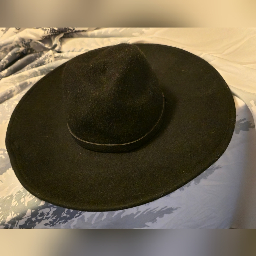 100% Wool Black Hat With Faux-snake Skin Band Accent